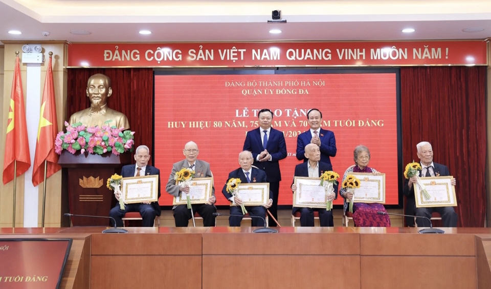 Trong dịp này, Đảng bộ quận Đống Đa có 13 đảng viên lão thành được trao Huy hiệu 80 năm, 75 năm, 70 năm tuổi Đảng