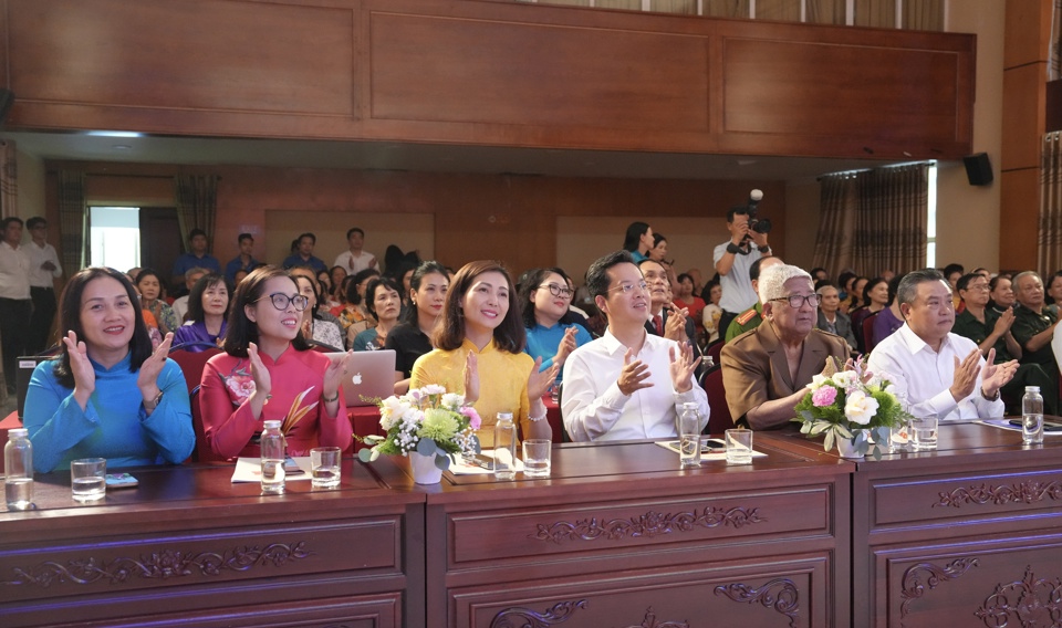 Các đại biểu dự Ngày hội Đại đoàn kết toàn dân tộc ở Tổ dân phố số 3, phường Trần Hưng Đạo, quận Hoàn Kiếm. Ảnh: Hồng Thái