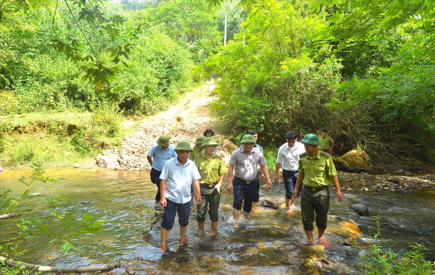 Lãnh đạo tỉnh Nghệ An kiểm tra hiện trạng rừng ở các huyện miền Tây Lãnh đạo tỉnh Nghệ An kiểm tra hiện trạng rừng ở các huyện miền Tây