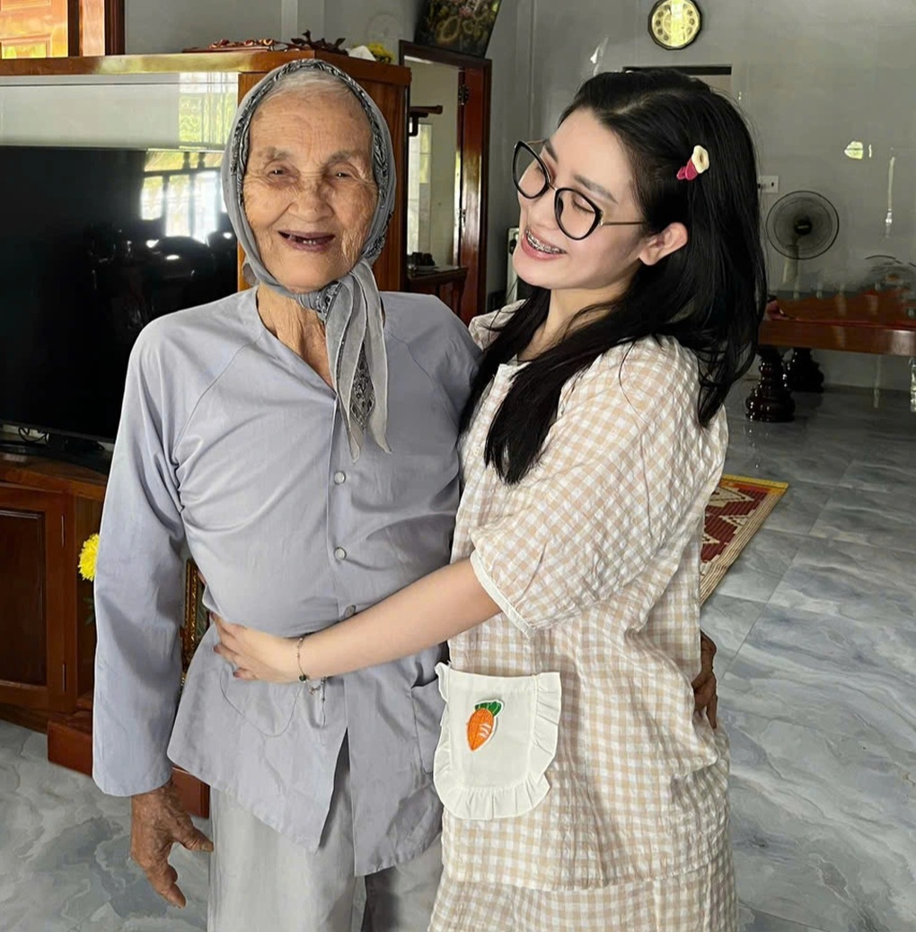 Cụ bà 93 tuổi tập yoga hút 21 triệu lượt xem, bật mí bí quyết sống thọ - 2 Cụ bà 93 tuổi tập yoga hút 21 triệu lượt xem, bật mí bí quyết sống thọ - 2