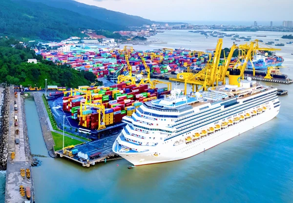 Lượng hàng container qua cảng Đà Nẵng ngày càng tăng. Lượng hàng container qua cảng Đà Nẵng ngày càng tăng.