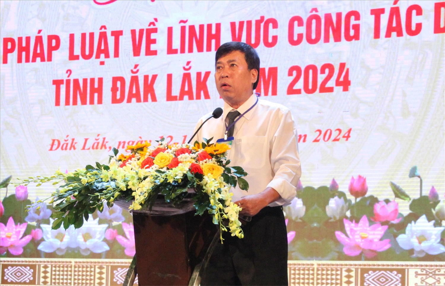 Trưởng Ban Dân tộc tỉnh Đắk Lắk, Phó trưởng Ban thường trực Ban tổ chức Hội thi Nguyễn Kính phát biểu khai mạc Trưởng Ban Dân tộc tỉnh Đắk Lắk, Phó trưởng Ban thường trực Ban tổ chức Hội thi Nguyễn Kính phát biểu khai mạc