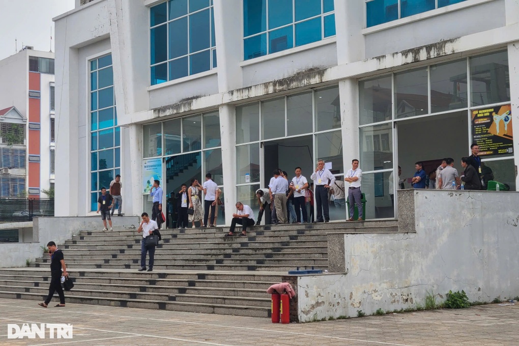 Đấu giá đất huyện Hoài Đức không còn cảnh đông đúc, có kéo dài tới đêm? - 1 Đấu giá đất huyện Hoài Đức không còn cảnh đông đúc, có kéo dài tới đêm? - 1