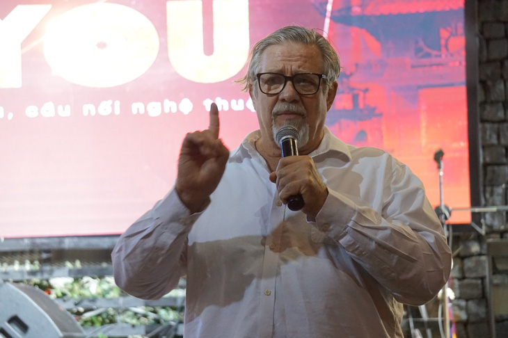 Đến Việt Nam giảng dạy, nghệ sĩ Philip Quast cũng yêu cầu học viên không sử dụng điện thoại - Ảnh 1. Đến Việt Nam giảng dạy, nghệ sĩ Philip Quast cũng yêu cầu học viên không sử dụng điện thoại - Ảnh 1.