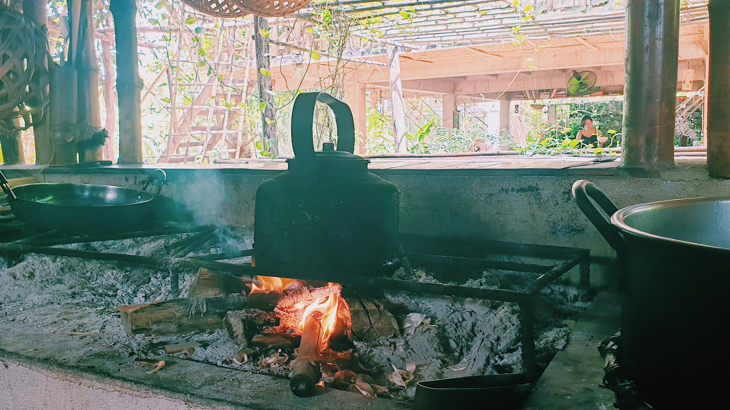Về nhà Bà Đất, ăn cơm cháy nồi gang - Ảnh 1. Về nhà Bà Đất, ăn cơm cháy nồi gang - Ảnh 1.