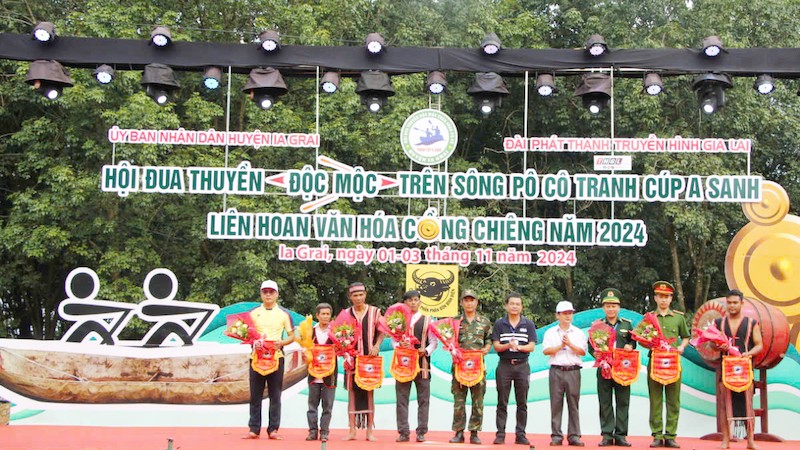 Ban tổ chức tặng hoa và cờ cho các đơn vị tham gia.