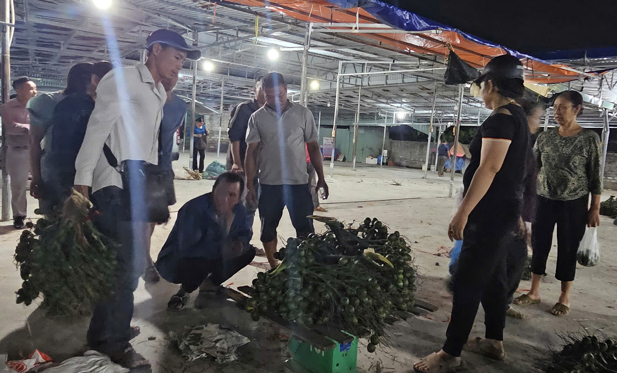 Độc đáo phiên chợ cau, chỉ họp một tiếng trong đêm- Ảnh 1. Độc đáo phiên chợ cau, chỉ họp một tiếng trong đêm- Ảnh 1.