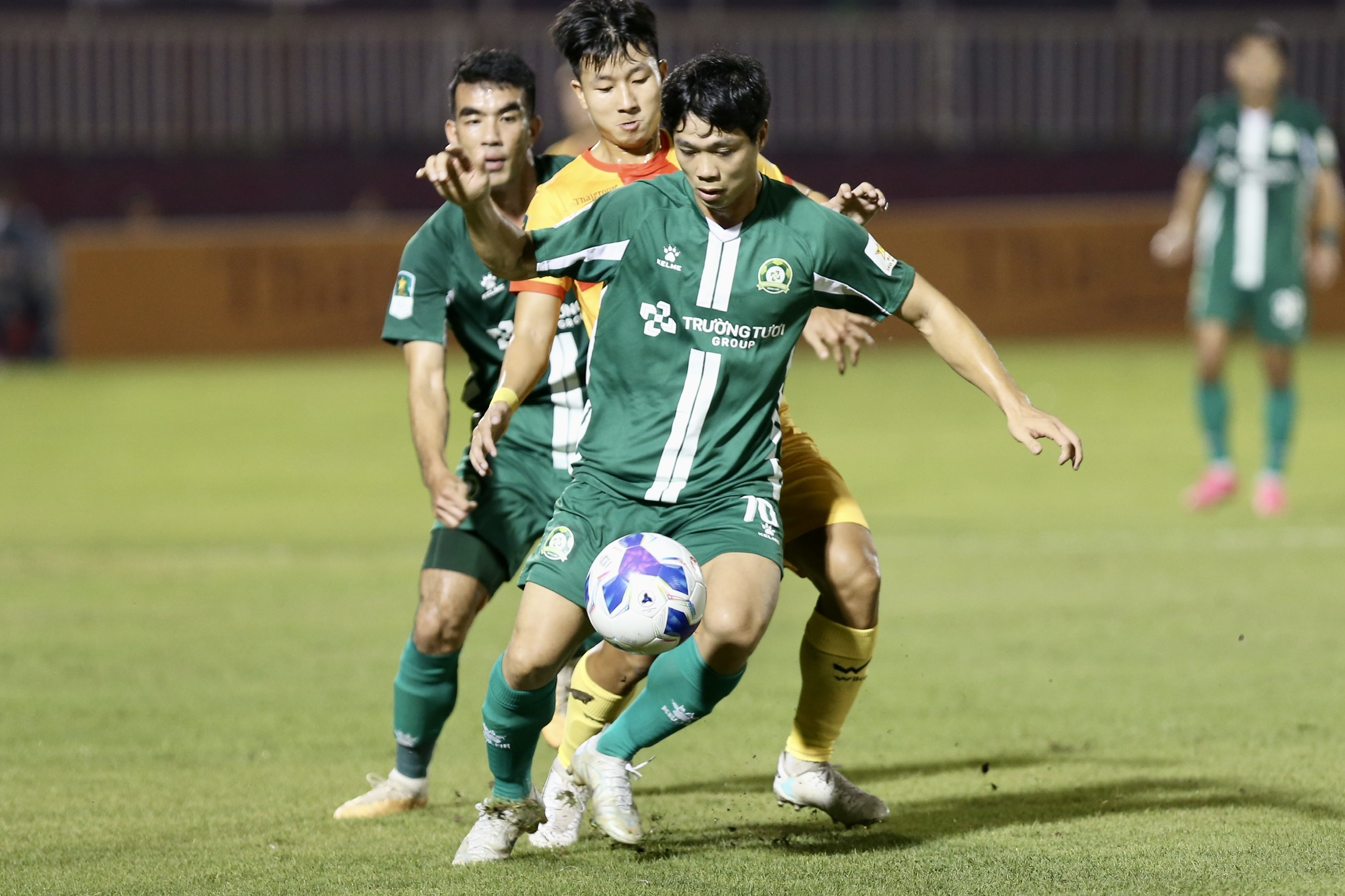 Công Phượng đang chơi bùng nổ trong màu áo CLB Bình Phước với 4 bàn thắng, 1 kiến tạo Công Phượng đang chơi bùng nổ trong màu áo CLB Bình Phước với 4 bàn thắng, 1 kiến tạo