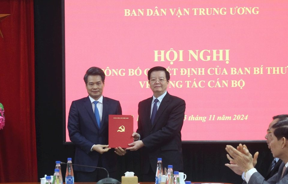 Trưởng ban Dân vận Trung ương Mai Văn Chính trao Quyết định của Ban Bí thư cho đồng chí Nguyễn Quang Đức.