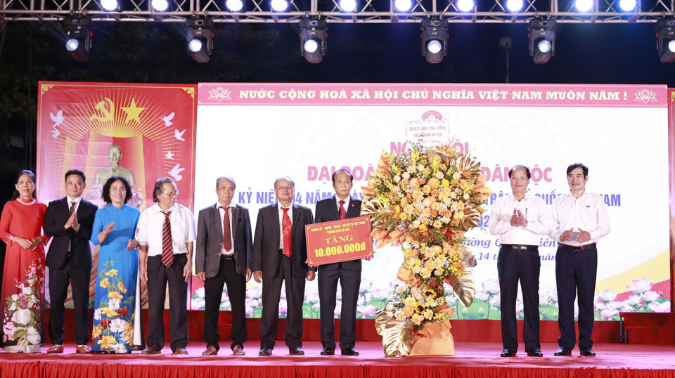 Trưởng Ban Tuyên giáo Thành ủy Nguyễn Doãn Toản chúc mừng Ngày hội Đại đoàn kết toàn dân tộc năm 2024 tại địa bàn khu dân cư liên tổ dân phố số 5, 6, 7, 8 phường Giang Biên, quận Long Biên.