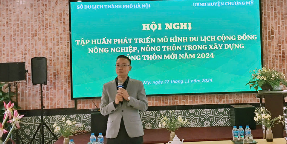 Trưởng khoa Du lịch (Trường Đại học Công nghệ Đông Á) Nguyễn Đức Thắng tập huấn phát triển mô hình du lịch cộng đồng nông nghiệp, nông thôn cho người dân huyện Chương Mỹ. Ảnh: Hoài Nam