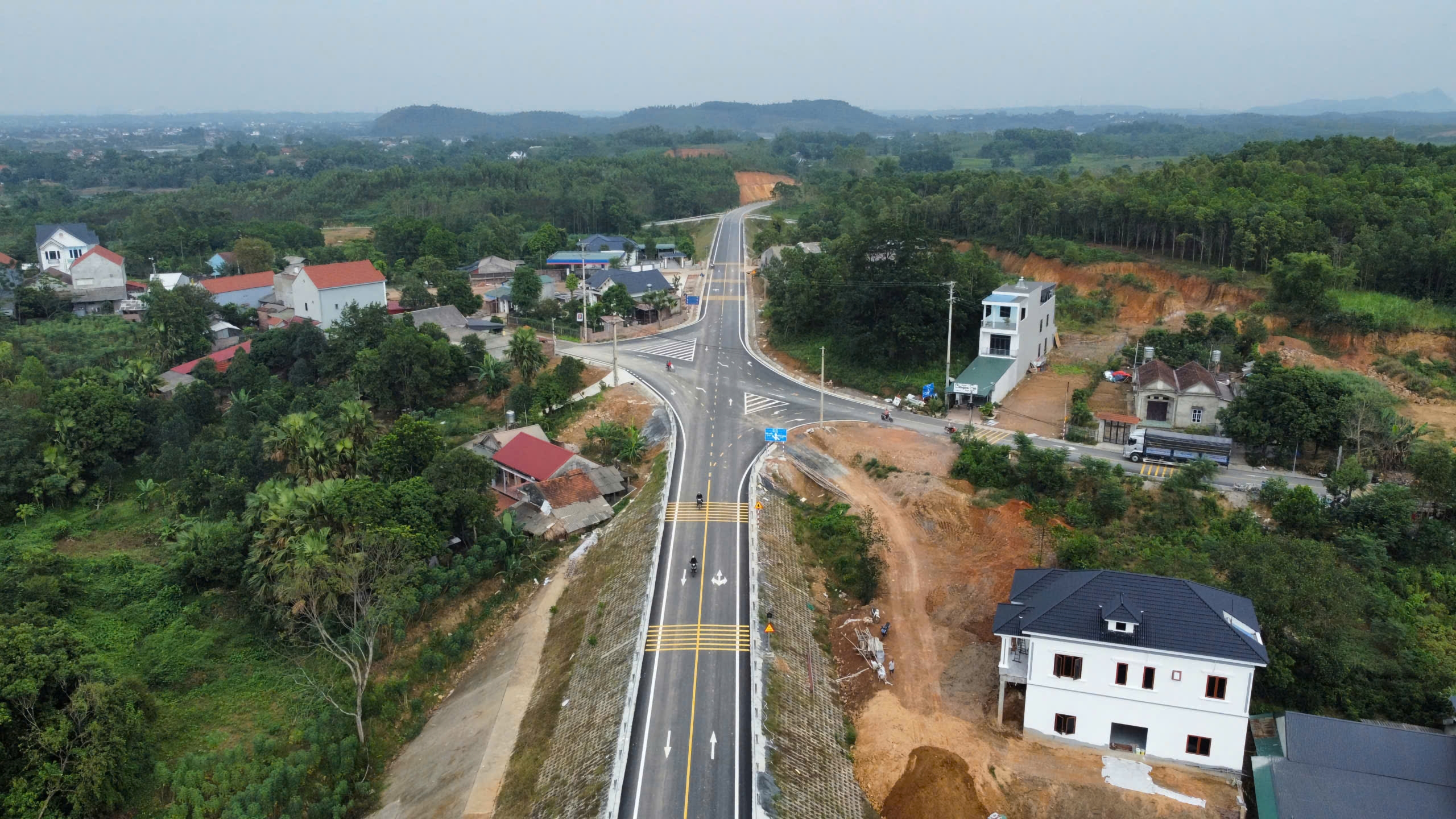 Đưa vào sử dụng tuyến đường liên vùng nối Phú Thọ - Yên Bái- Ảnh 1. Đưa vào sử dụng tuyến đường liên vùng nối Phú Thọ - Yên Bái- Ảnh 1.