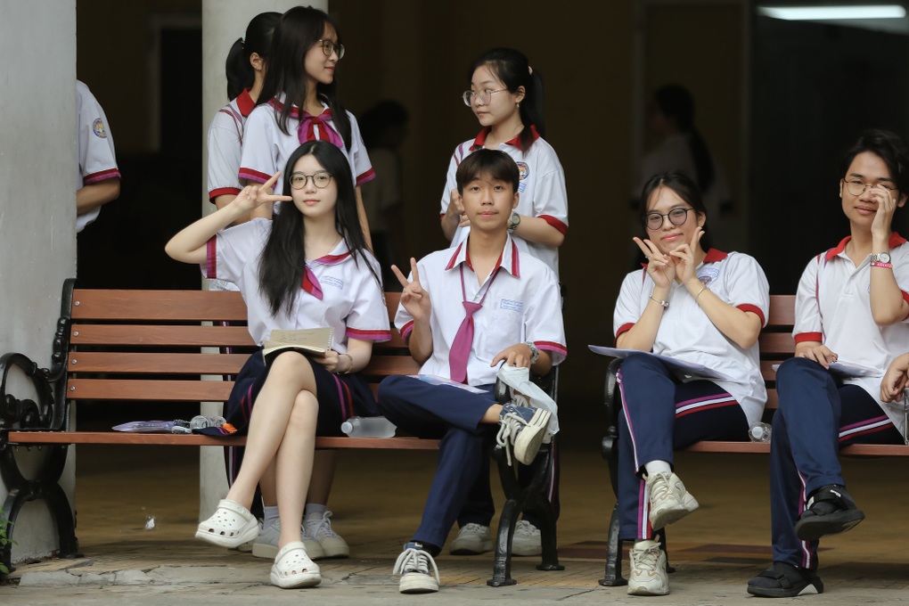 Hơn 3/4 học sinh một trường chọn tổ hợp môn xã hội để thi tốt nghiệp THPT - 1 Hơn 3/4 học sinh một trường chọn tổ hợp môn xã hội để thi tốt nghiệp THPT - 1