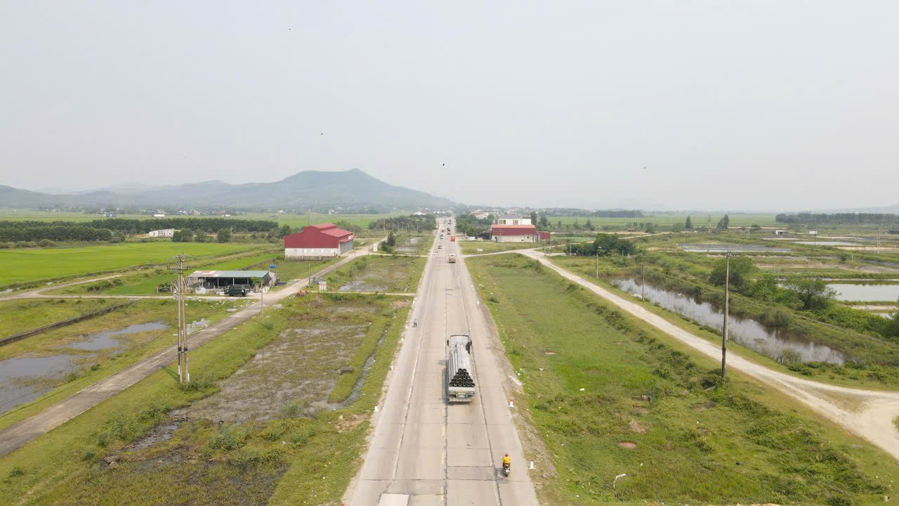 Gần 70 tỷ thảm lại 3km quốc lộ 1A đoạn qua Hà Tĩnh- Ảnh 1. Gần 70 tỷ thảm lại 3km quốc lộ 1A đoạn qua Hà Tĩnh- Ảnh 1.