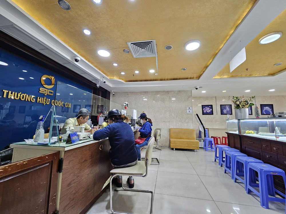 Cảnh vắng vẻ tại trụ sở Công ty Vàng SJC trong ngày giá vàng lao dốc Cảnh vắng vẻ tại trụ sở Công ty Vàng SJC trong ngày giá vàng lao dốc