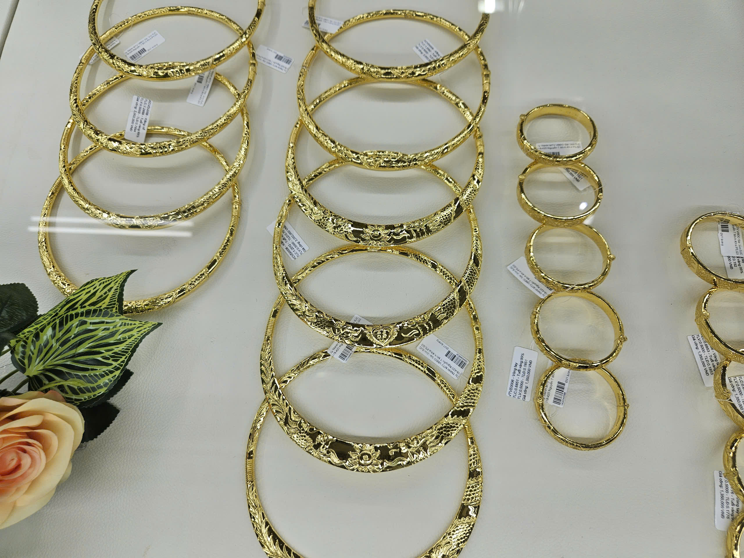 Tối 10-12, cả giá vàng thế giới lẫn vàng nhẫn 99,99 đều tăng nhanh- Ảnh 1. Tối 10-12, cả giá vàng thế giới lẫn vàng nhẫn 99,99 đều tăng nhanh- Ảnh 1.