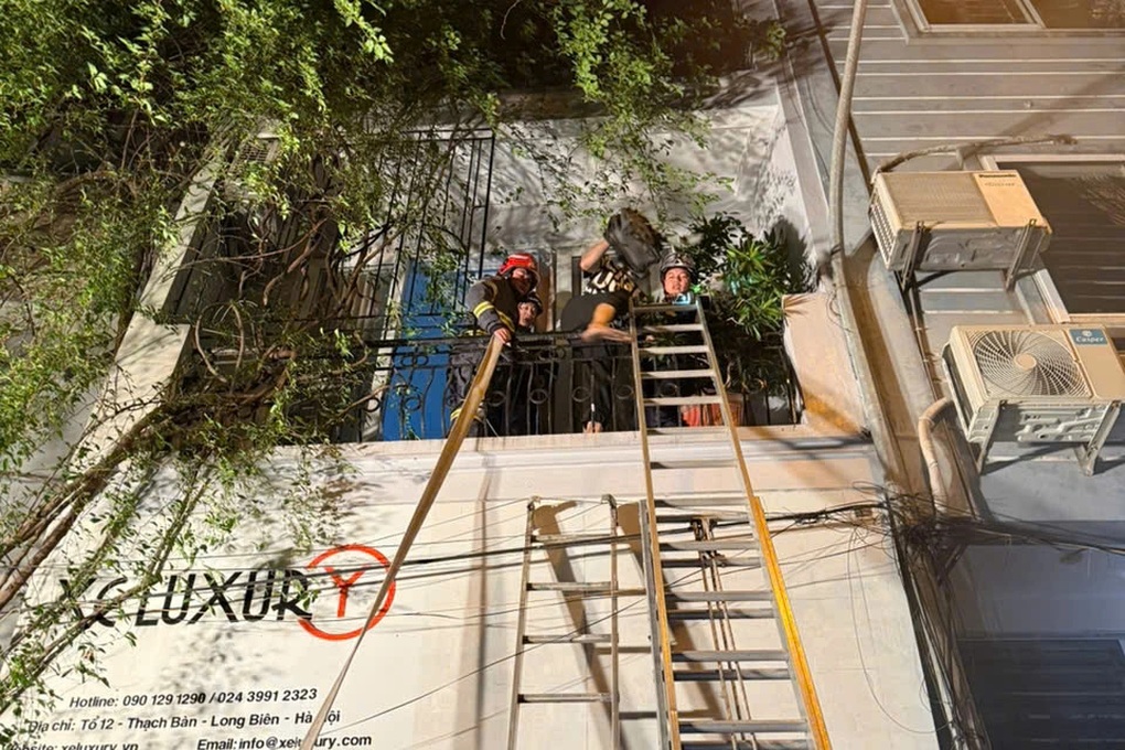 Giải cứu 2 người mắc kẹt trong vụ cháy nhà dân ở Hà Nội - 1 Giải cứu 2 người mắc kẹt trong vụ cháy nhà dân ở Hà Nội - 1