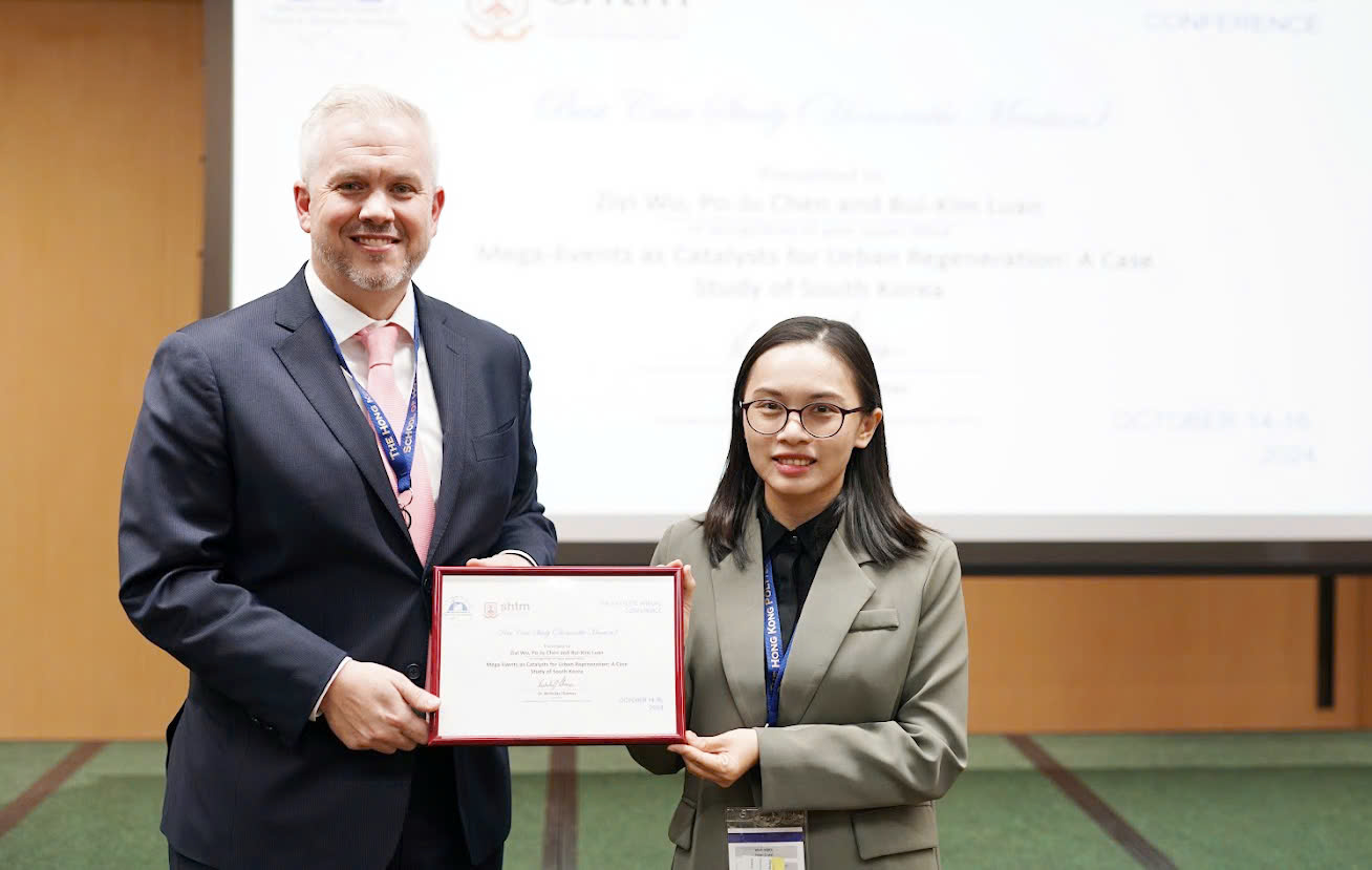 ThS Trần Thị Tú Nhi - Quyền Trưởng khoa Du lịch lữ hành, Trường Du Lịch (HTi), ĐH Duy Tân đại diện báo cáo và nhận giải Best Case Study tại ISTTE 2024 ThS Trần Thị Tú Nhi - Quyền Trưởng khoa Du lịch lữ hành, Trường Du Lịch (HTi), ĐH Duy Tân đại diện báo cáo và nhận giải Best Case Study tại ISTTE 2024