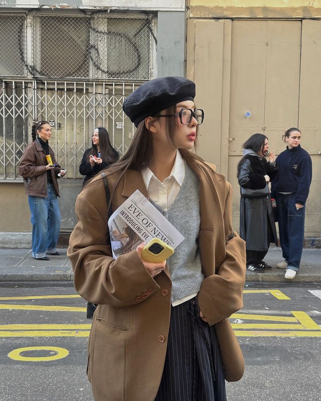 Giữ ấm nhưng vẫn thanh lịch với áo khoác blazer- Ảnh 1. Giữ ấm nhưng vẫn thanh lịch với áo khoác blazer- Ảnh 1.