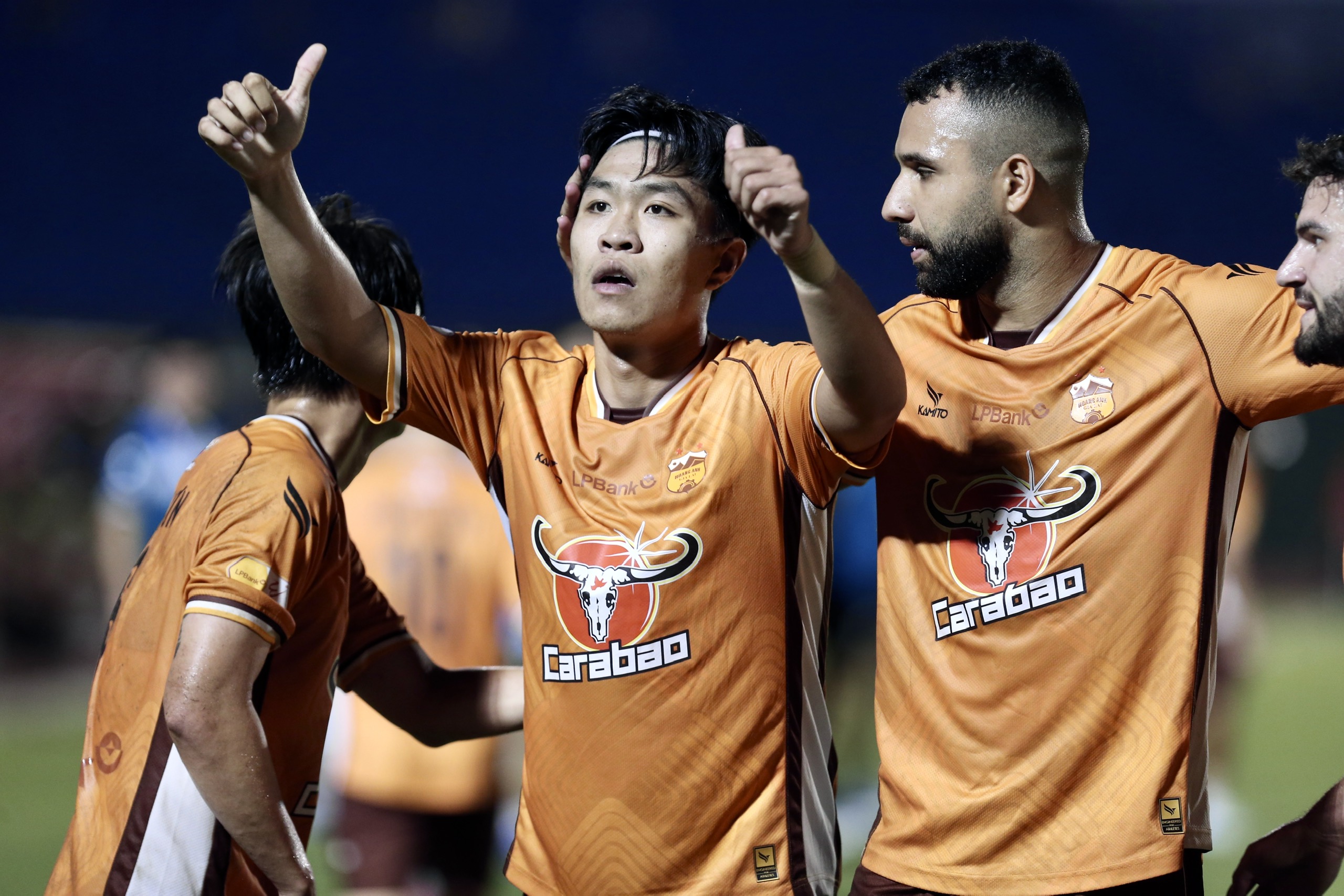 V-League: Tấm áo nào vừa vặn với HAGL?- Ảnh 1. V-League: Tấm áo nào vừa vặn với HAGL?- Ảnh 1.