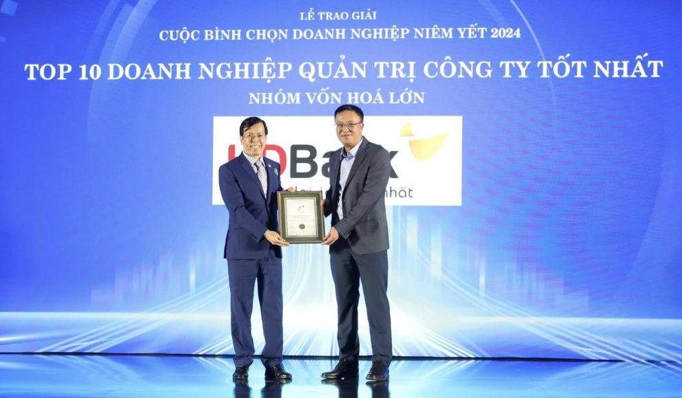 HDBANK đạt 3 giải thưởng tại cuộc bình chọn Doanh nghiệp niêm yết 2024 - 1 HDBANK đạt 3 giải thưởng tại cuộc bình chọn Doanh nghiệp niêm yết 2024 - 1