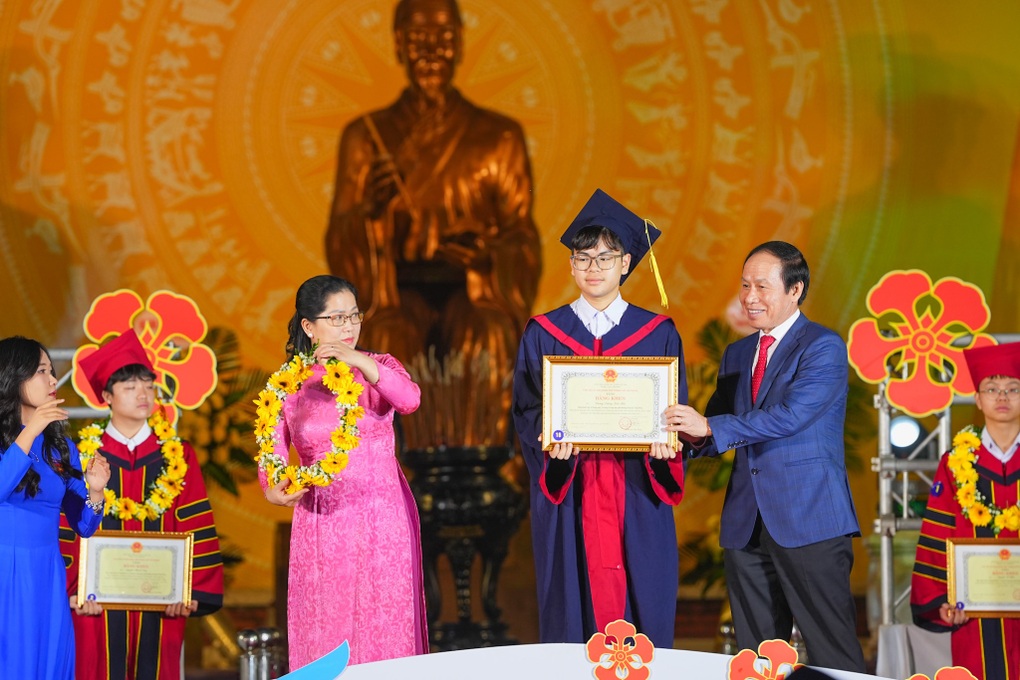 Hải Phòng chi gần 1,4 tỷ đồng khen thưởng học sinh, sinh viên tiêu biểu - 1 Hải Phòng chi gần 1,4 tỷ đồng khen thưởng học sinh, sinh viên tiêu biểu - 1