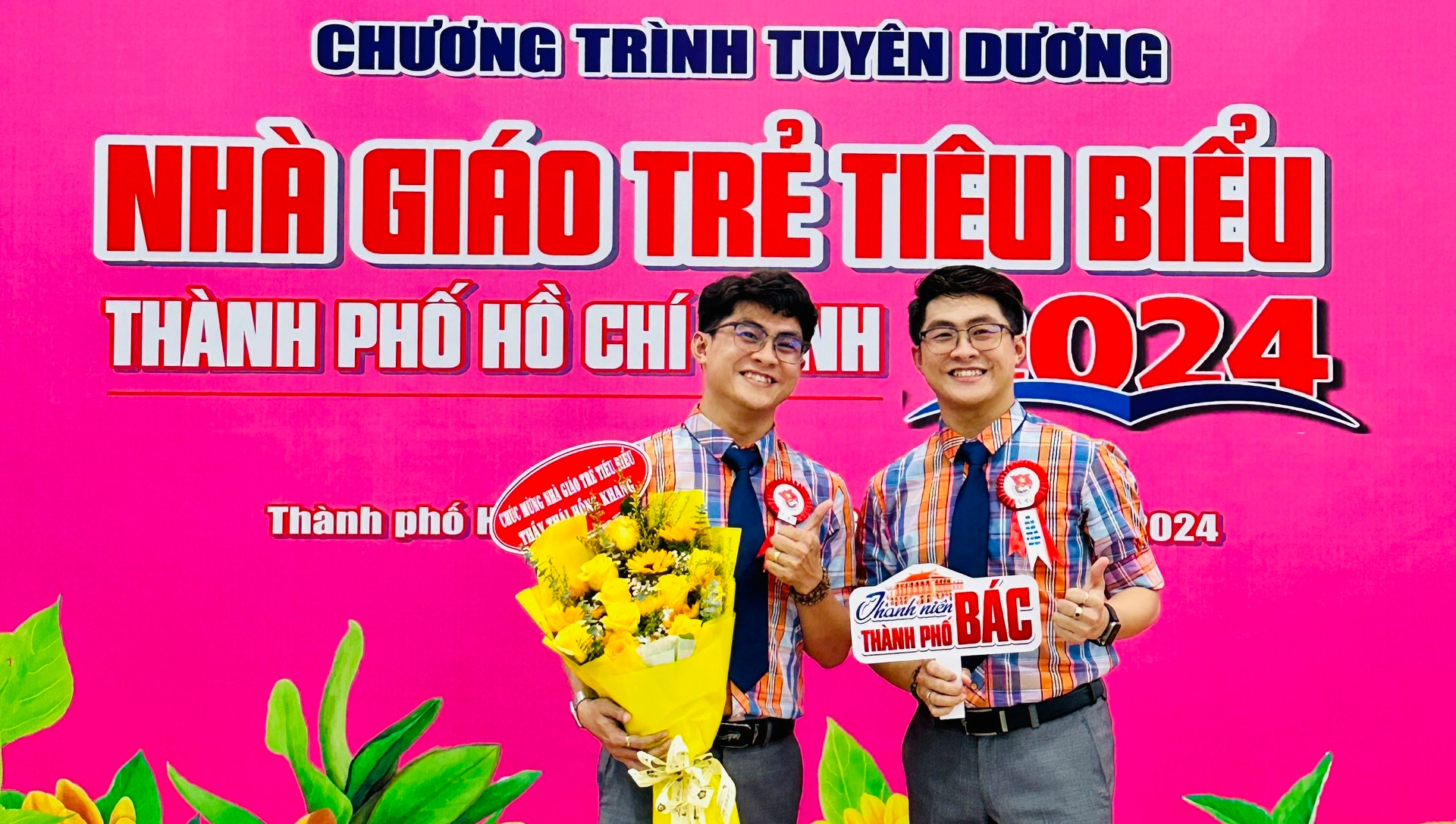 Hai anh em song sinh được tuyên dương Nhà giáo trẻ tiêu biểu TP.HCM cùng một ngày- Ảnh 1. Hai anh em song sinh được tuyên dương Nhà giáo trẻ tiêu biểu TP.HCM cùng một ngày- Ảnh 1.