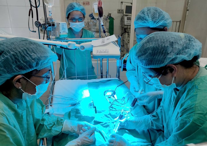 Các bác sĩ Bệnh viện Trung ương Huế thực hiện thay máu liên tục trong 2 giờ kết hợp với chiếu đèn để cứu sống bệnh nhi sơ sinh bị vàng da tan máu nặng hiếm gặp. (Ảnh: BVCC)