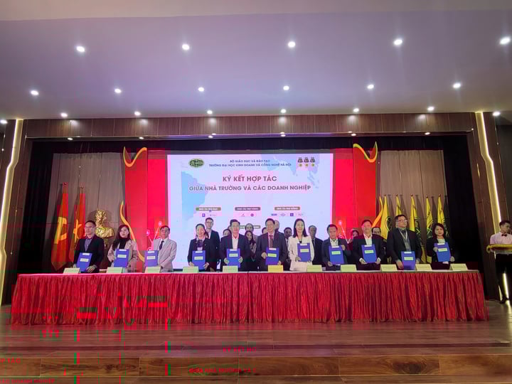 Trường ĐH Kinh doanh và Công nghệ Hà Nội ký kết với nhiều doanh nghiệp về tuyển dụng sinh viên sau tốt nghiệp.