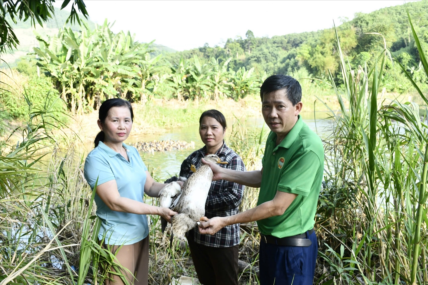 Chị Nông Thị Lịch, Giám đốc HTX vịt bầu Minh Hương (ngoài cùng bên trái) giới thiệu về sản phẩm vịt Minh Hương. Chị Nông Thị Lịch, Giám đốc HTX vịt bầu Minh Hương (ngoài cùng bên trái) giới thiệu về sản phẩm vịt Minh Hương.