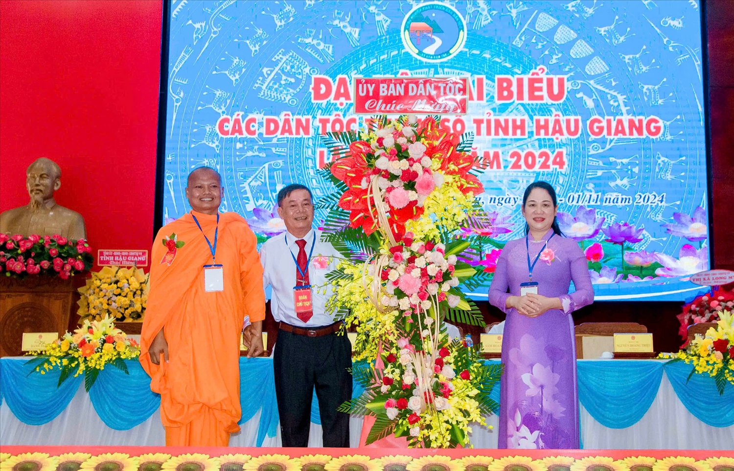 Thứ trưởng, Phó Chủ nhiệm Ủy ban Dân tộc Nông Thị Hà Trao lẵng hoa chúc mừng Đại hội Thứ trưởng, Phó Chủ nhiệm Ủy ban Dân tộc Nông Thị Hà Trao lẵng hoa chúc mừng Đại hội