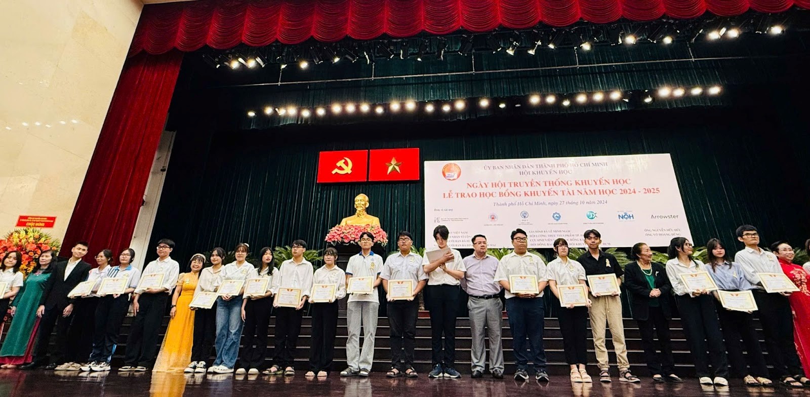 Hội Khuyến học TP.HCM trao tặng học bổng khuyến học cho hơn 300 sinh viên Hội Khuyến học TP.HCM trao tặng học bổng khuyến học cho hơn 300 sinh viên