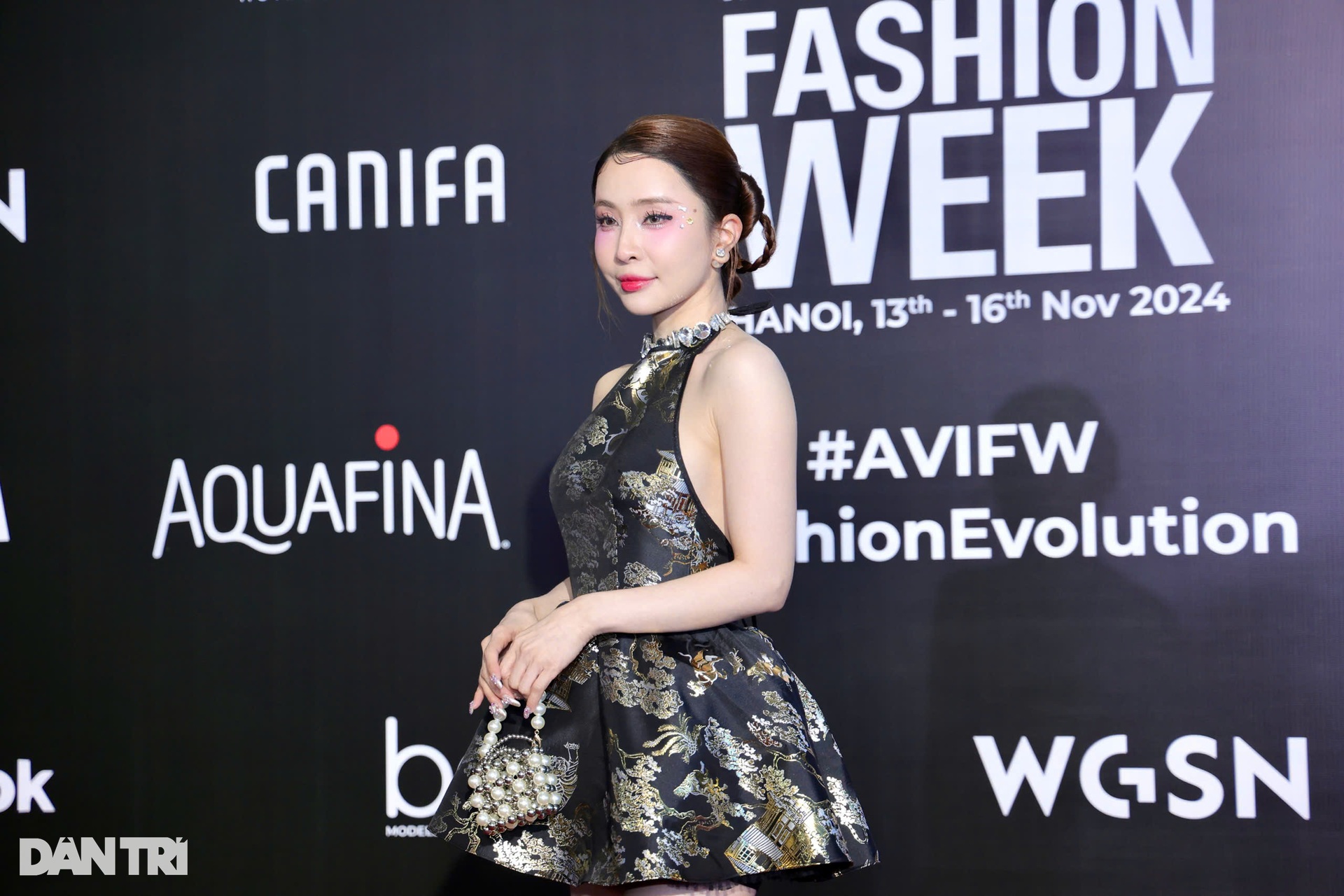 Hòa Minzy và dàn mỹ nhân mặc đồ gợi cảm đi dự show thời trang - 1 Hòa Minzy và dàn mỹ nhân mặc đồ gợi cảm đi dự show thời trang - 1