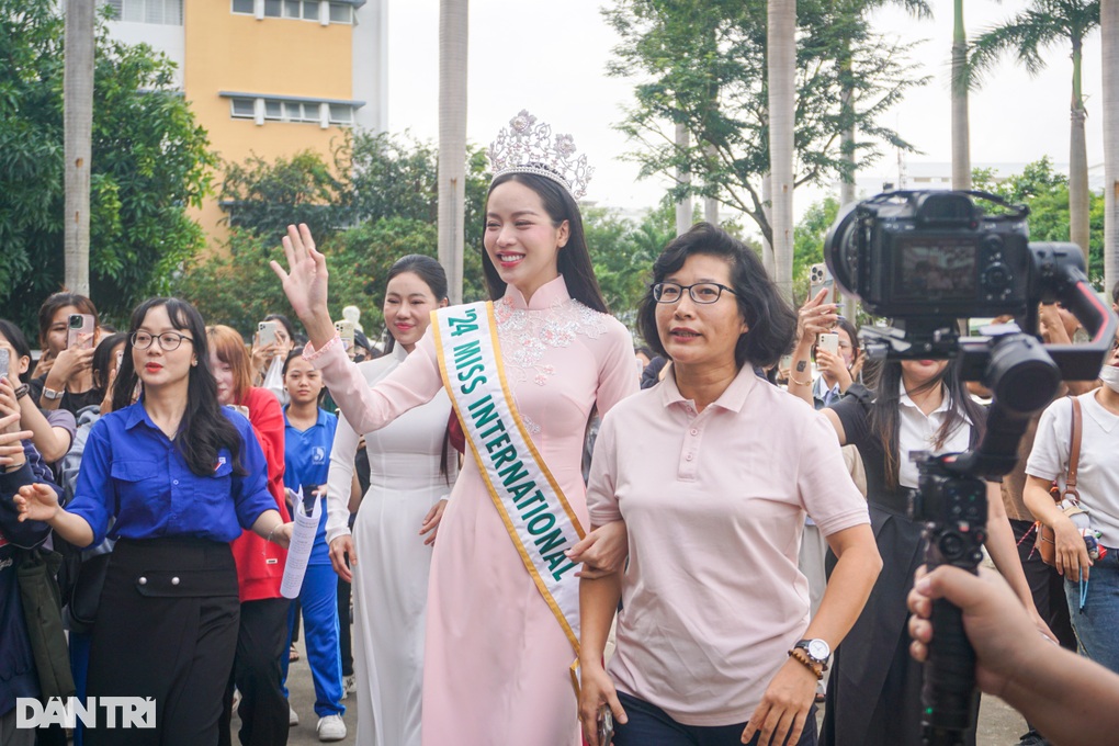 Hoa hậu Thanh Thủy tạo dáng nhí nhảnh, chiều lòng sinh viên Đà Nẵng - 1 Hoa hậu Thanh Thủy tạo dáng nhí nhảnh, chiều lòng sinh viên Đà Nẵng - 1