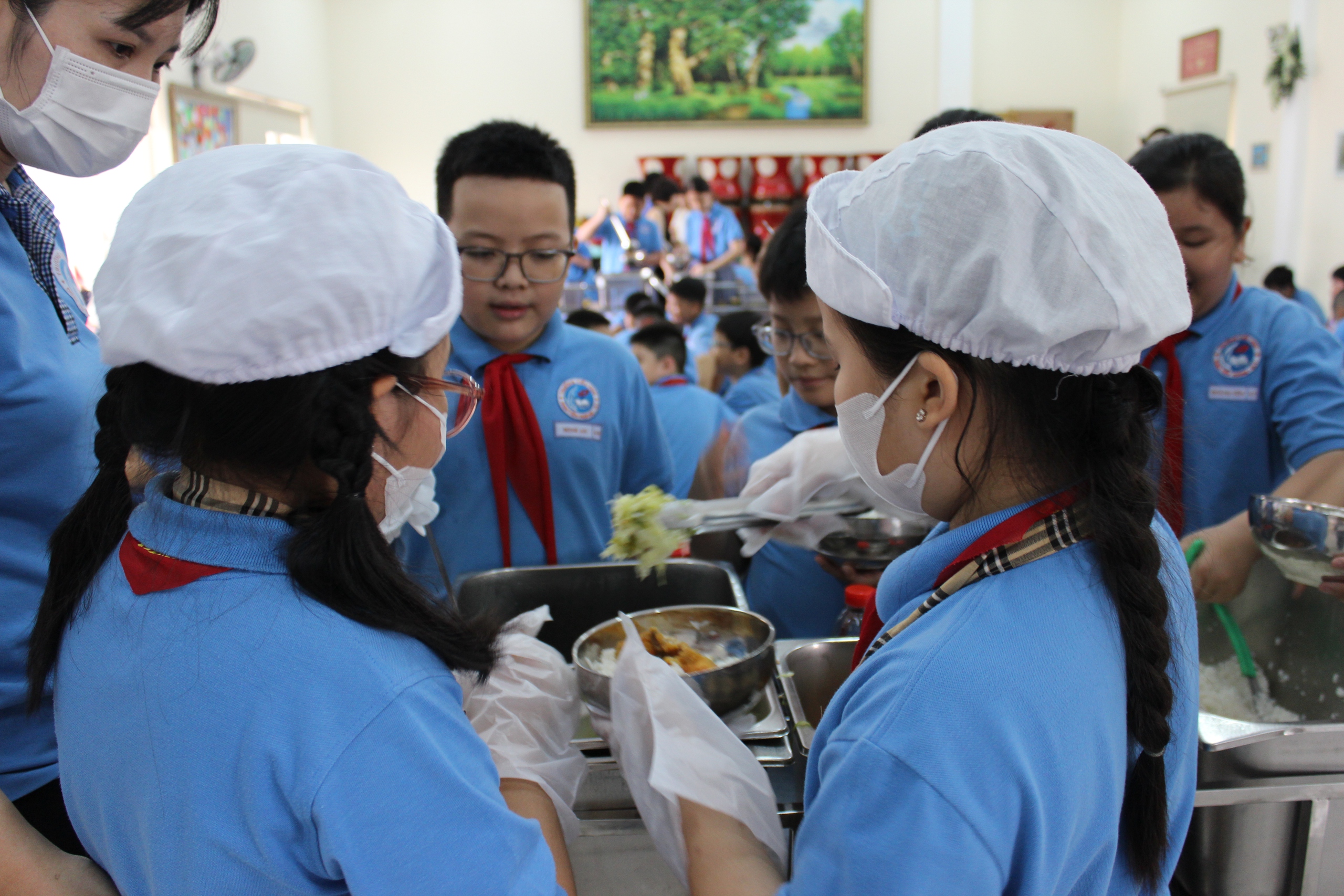 Học sinh nhập vai cô bảo mẫu để biết yêu lao động- Ảnh 1. Học sinh nhập vai cô bảo mẫu để biết yêu lao động- Ảnh 1.