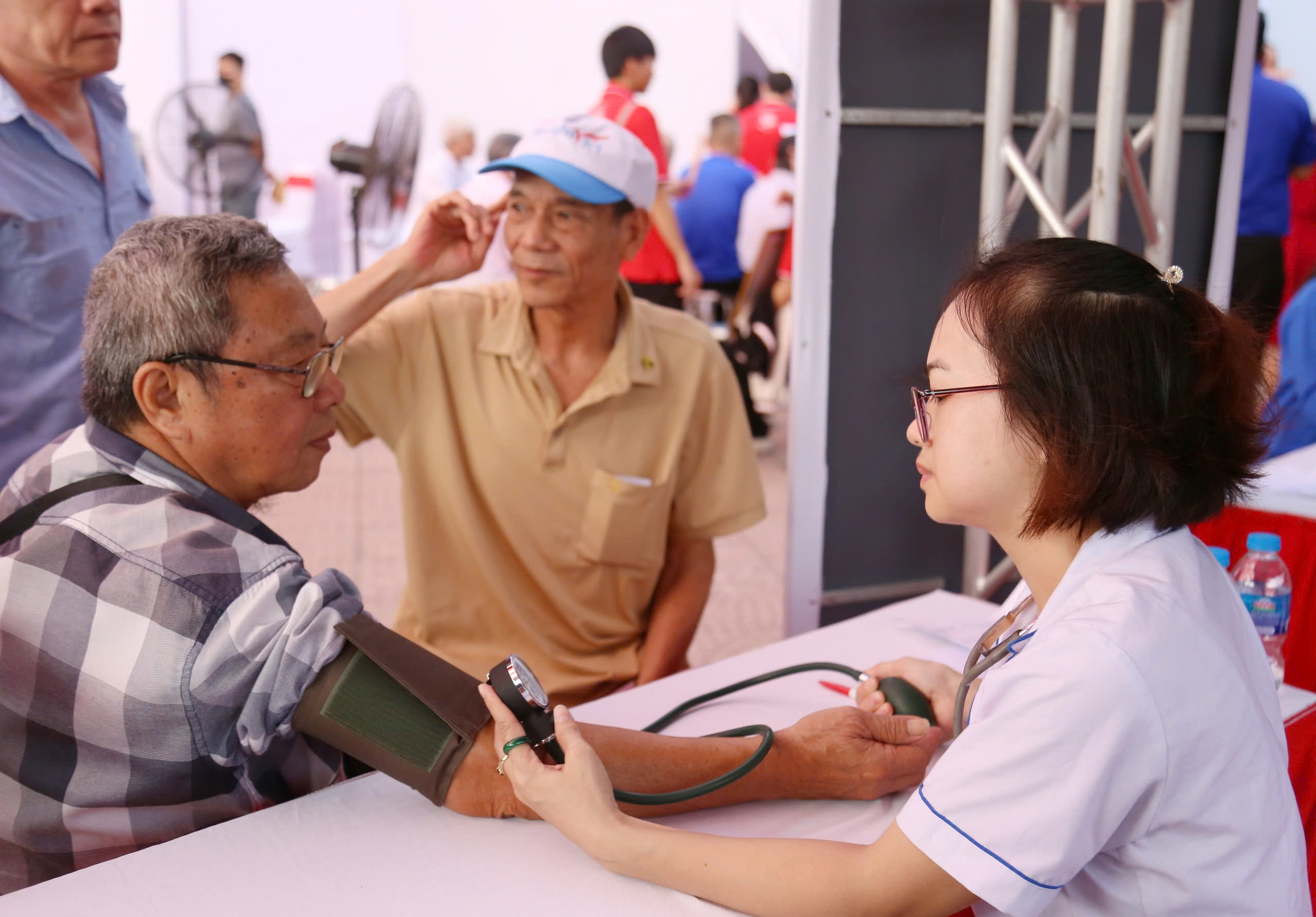 Hơn 2.000 người dân Hà Nội được khám sàng lọc miễn phí bệnh phổi, tim mạch- Ảnh 1. Hơn 2.000 người dân Hà Nội được khám sàng lọc miễn phí bệnh phổi, tim mạch- Ảnh 1.