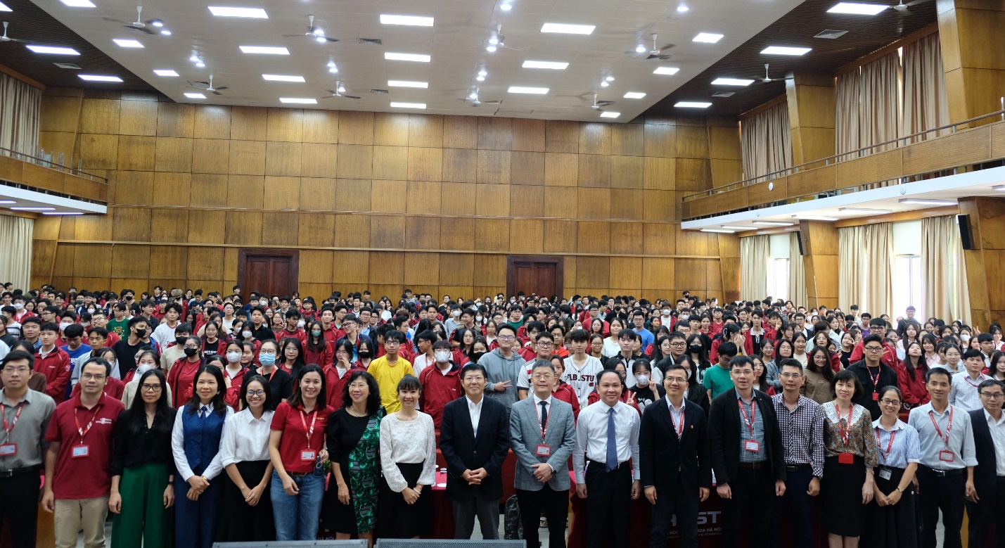 Hơn 800 sinh viên Đại học Bách Khoa Hà Nội giao lưu cùng Tổng Giám đốc Ajinomoto Việt Nam- Ảnh 1. Hơn 800 sinh viên Đại học Bách Khoa Hà Nội giao lưu cùng Tổng Giám đốc Ajinomoto Việt Nam- Ảnh 1.
