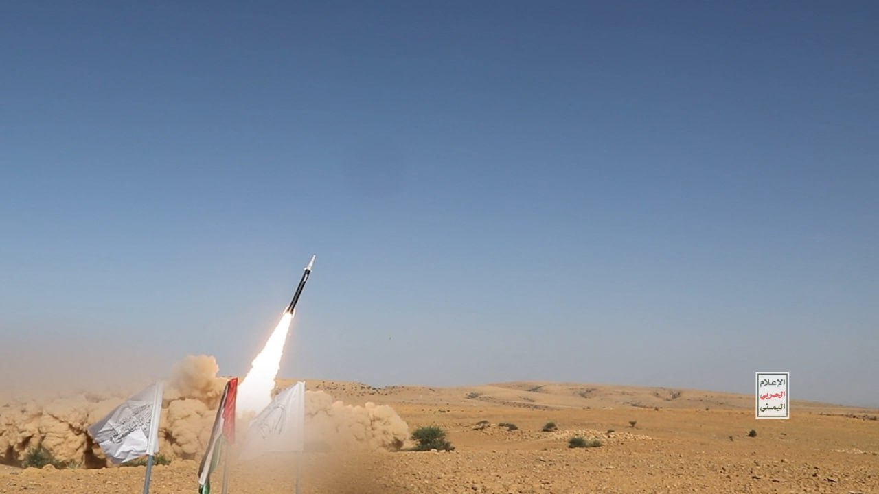 Houthi phóng tên lửa bội siêu thanh vào căn cứ Israel- Ảnh 1. Houthi phóng tên lửa bội siêu thanh vào căn cứ Israel- Ảnh 1.