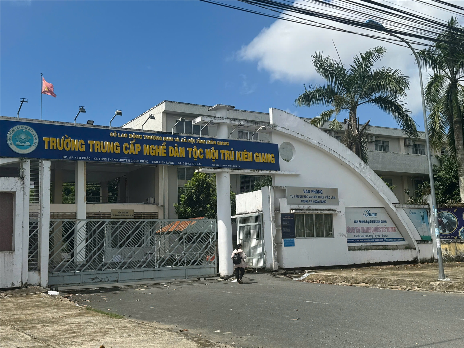 Trường Trung cấp nghề Dân tộc nội trú tỉnh Kiên Giang được xây dựng trên địa bàn huyện Giồng Riềng, nên rất thuận lợi cho đồng bào DTTS tham gia học nghề Trường Trung cấp nghề Dân tộc nội trú tỉnh Kiên Giang được xây dựng trên địa bàn huyện Giồng Riềng, nên rất thuận lợi cho đồng bào DTTS tham gia học nghề
