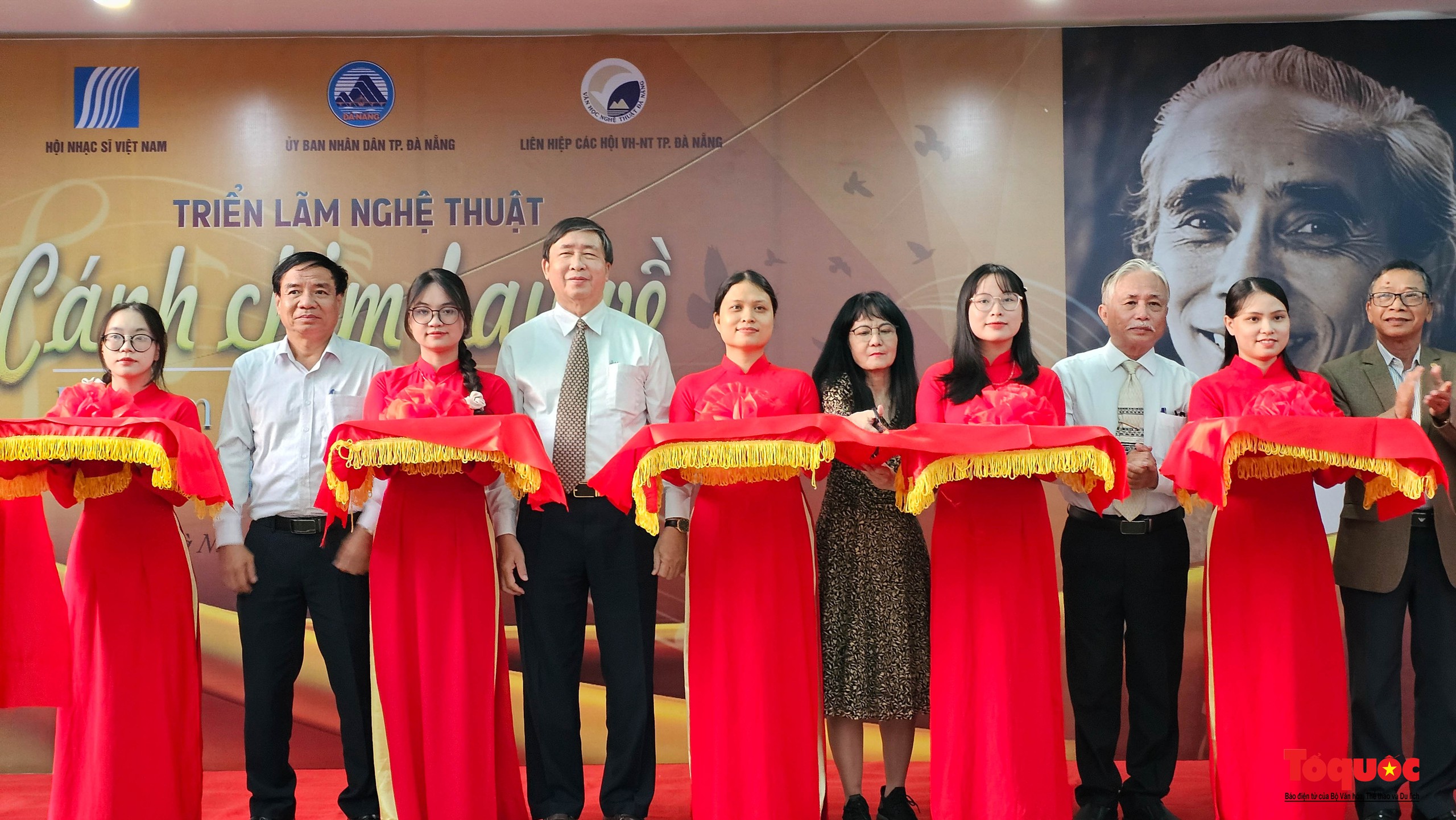 Khai mạc triển lãm nghệ thuật chủ đề “Phan Huỳnh Điểu - Cánh chim bay về” - Ảnh 1. Khai mạc triển lãm nghệ thuật chủ đề “Phan Huỳnh Điểu - Cánh chim bay về” - Ảnh 1.