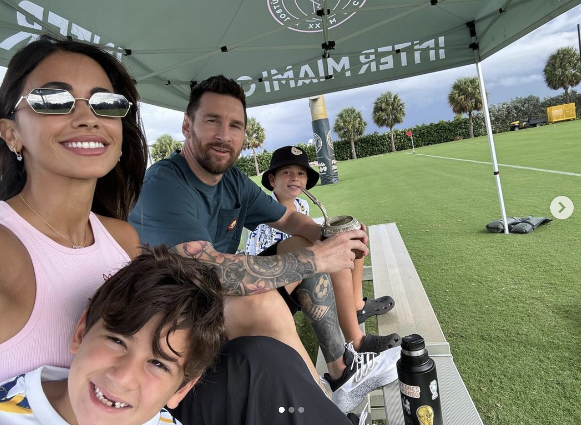 Messi gặp Fabrizio Romano: Không muốn trở thành HLV, thường bị các con trai chỉ trích- Ảnh 3. Messi và vợ cùng 2 cậu con trai, xem con trai lớn là Thiago thi đấu