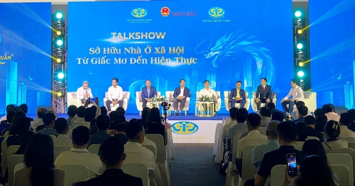 Sự kiện "Vì một triệu mái ấm gia đình Việt" do Tập đoàn Hoàng Quân và Báo Đại biểu Nhân Dân tổ chức tại TP.HCM ngày 17/11. (Ảnh: Đại Việt)