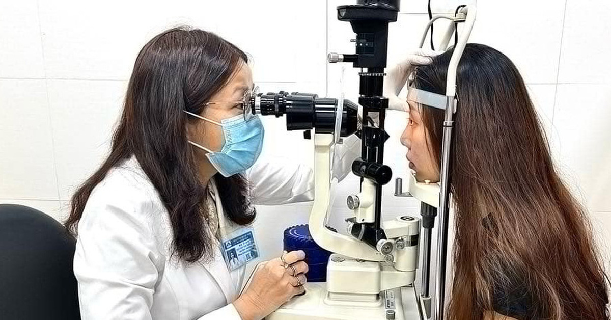 Синие и красные контактные линзы в тренде, вредно ли их носить?