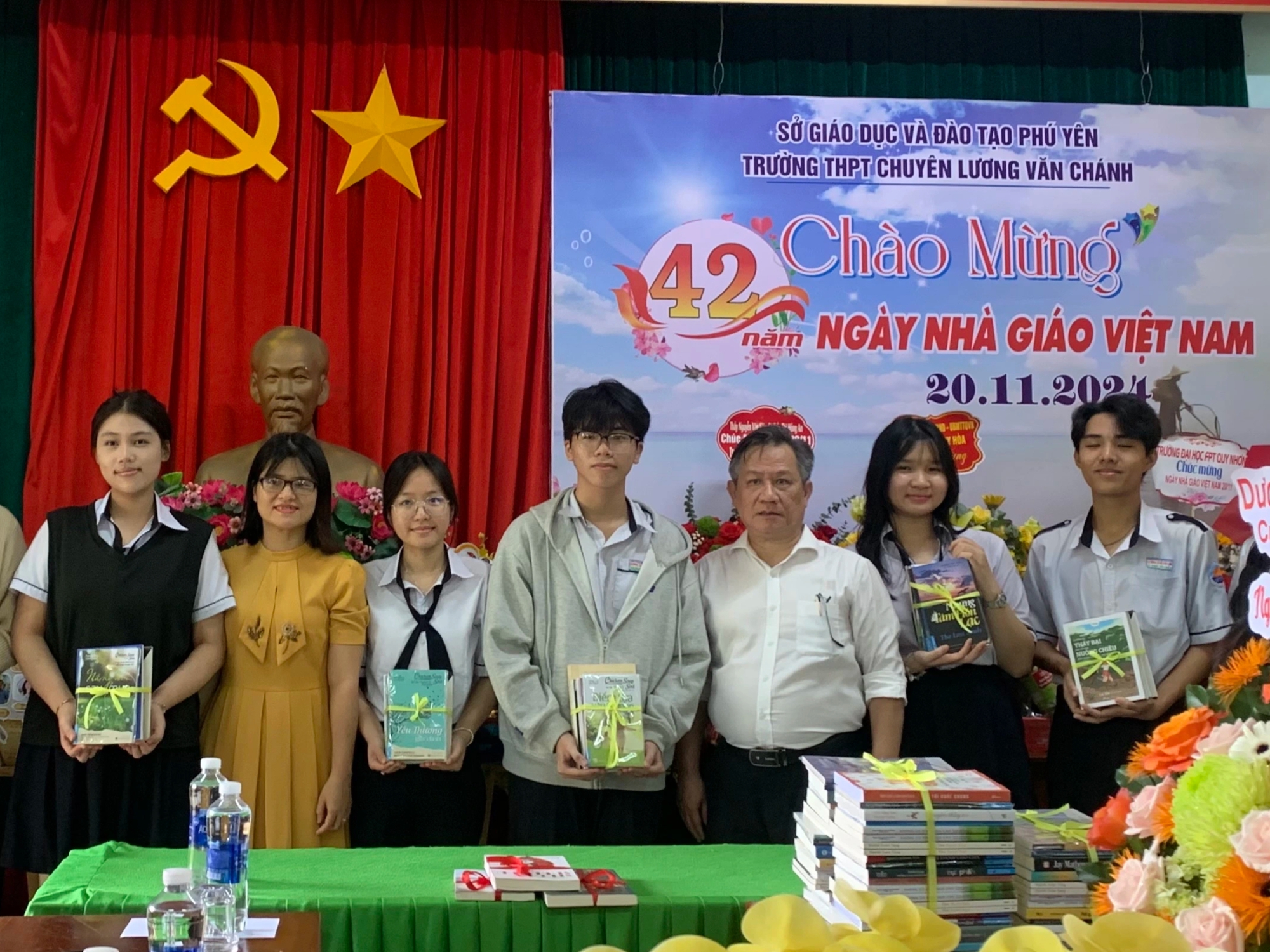 'Lạ đời' chuyện thầy cô tặng quà cho học sinh nhân ngày Nhà giáo Việt Nam- Ảnh 1. 'Lạ đời' chuyện thầy cô tặng quà cho học sinh nhân ngày Nhà giáo Việt Nam- Ảnh 1.
