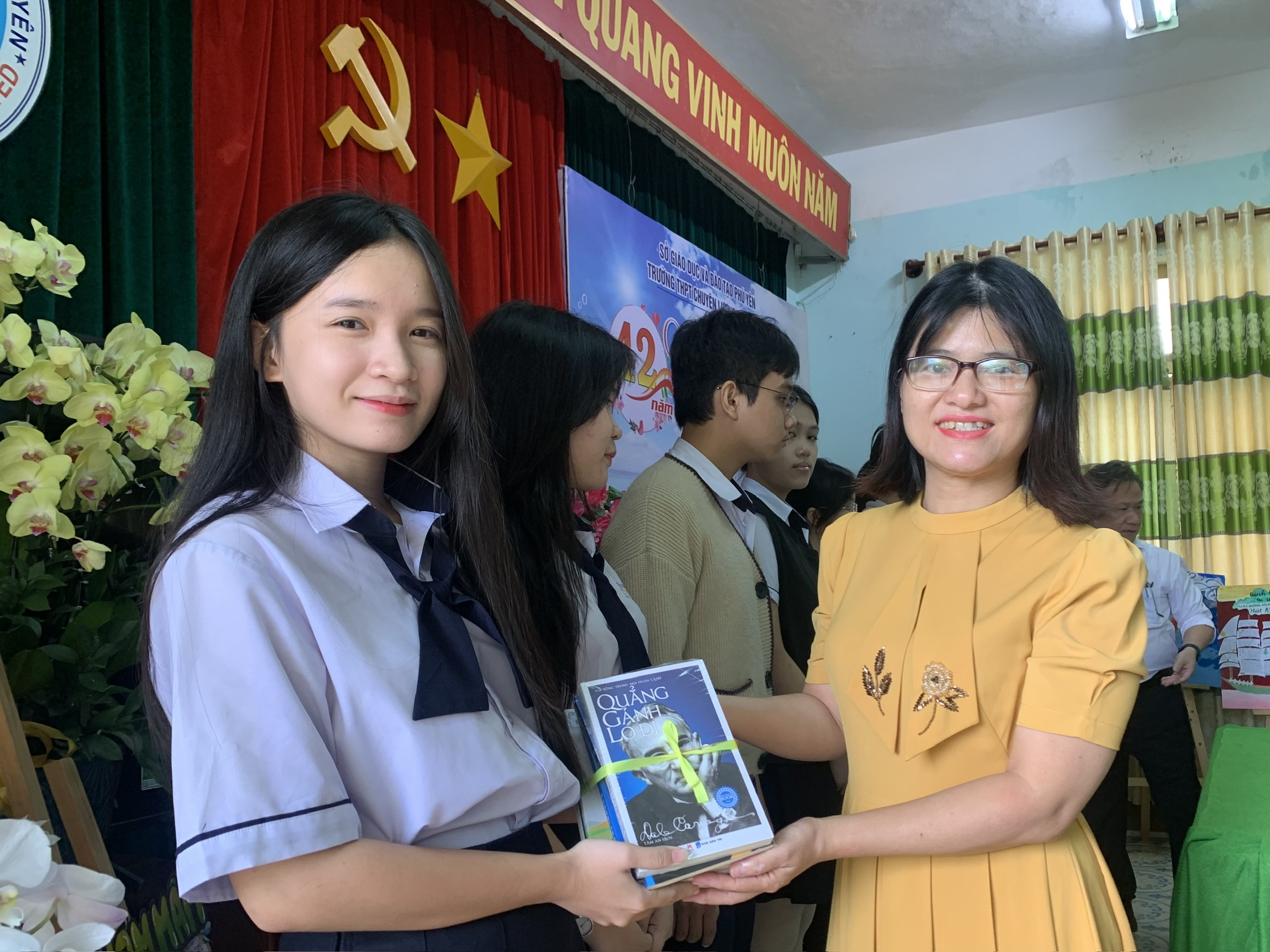 'Lạ đời' chuyện thầy cô tặng quà cho học sinh nhân ngày Nhà giáo Việt Nam- Ảnh 2. 'Lạ đời' chuyện thầy cô tặng quà cho học sinh nhân ngày Nhà giáo Việt Nam- Ảnh 2.