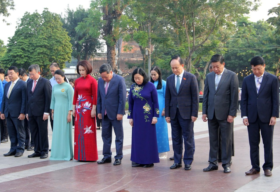 Các đồng chí lãnh đạo TP Hà Nội dâng hoa, tưởng nhớ lãnh tụ Cộng sản V.I.Lênin tại Tượng đài Lênin nhân kỷ niệm 107 năm Cách mạng Tháng Mười Nga.
