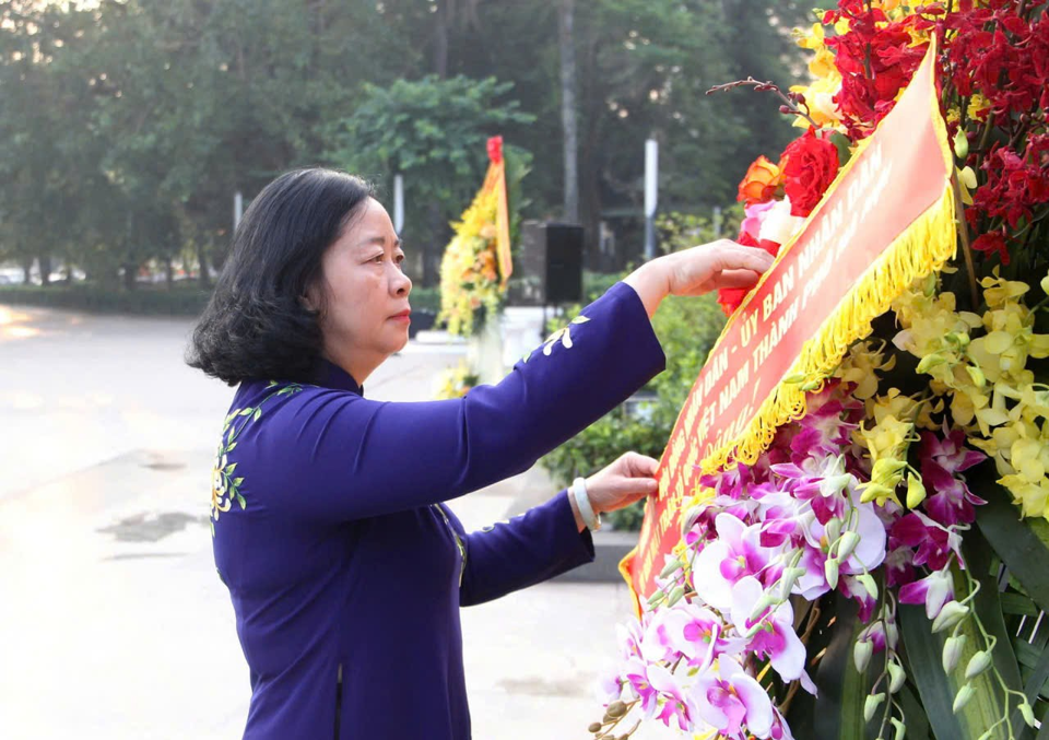 Bí thư Thành ủy Hà Nội Bùi Thị Minh Hoài dâng hoa, tưởng nhớ lãnh tụ Cộng sản V.I.Lênin tại Tượng đài Lênin nhân kỷ niệm 107 năm Cách mạng Tháng Mười Nga.