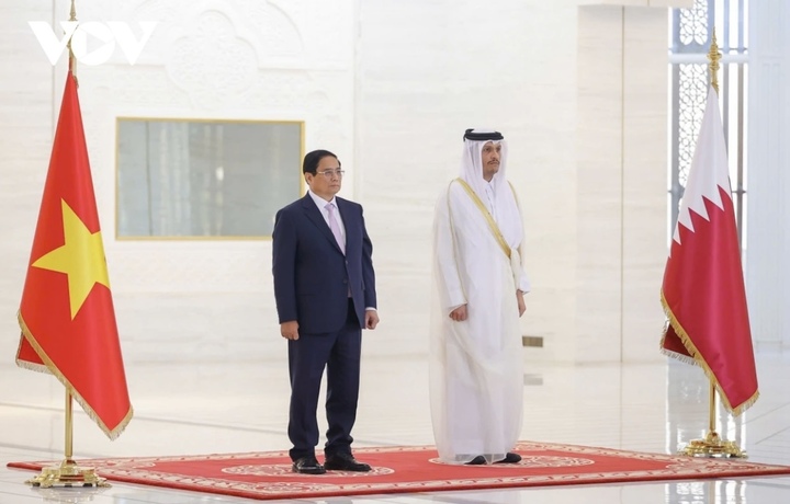 Thủ tướng Nhà nước Qatar chủ trì lễ đón Thủ tướng Phạm Minh Chính thăm chính thức Nhà nước Qatar.