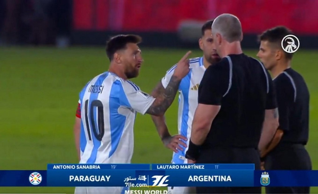 Lionel Messi chỉ thẳng mặt, chửi bới trọng tài trong trận đấu cực tệ - 1 Lionel Messi chỉ thẳng mặt, chửi bới trọng tài trong trận đấu cực tệ - 1