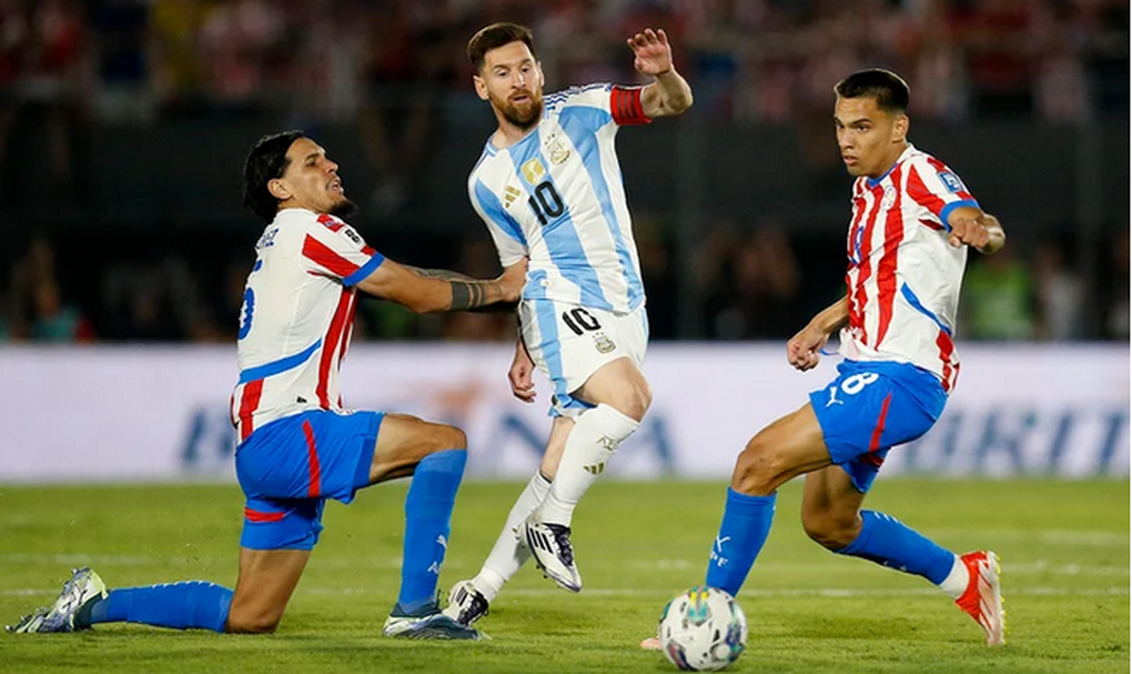 Lionel Messi chỉ thẳng mặt, chửi bới trọng tài trong trận đấu cực tệ - 2 Lionel Messi chỉ thẳng mặt, chửi bới trọng tài trong trận đấu cực tệ - 2